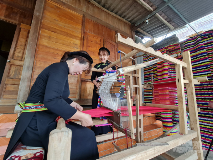 Visitors can experience brocade weaving in Lam Binh. Photo: Dao Thanh.