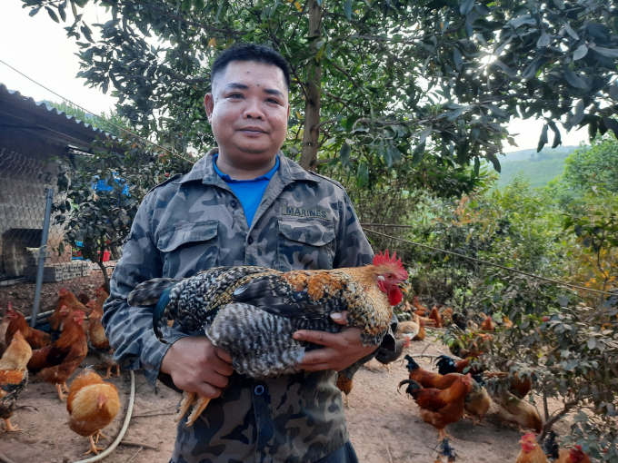 Anh Lại Ngọc Tú hồ hởi khoe về giống gà 'khoác áo hoa', là sản phẩm OCOP 4 sao của tỉnh Quảng Ninh. Ảnh: Nguyễn Thành.