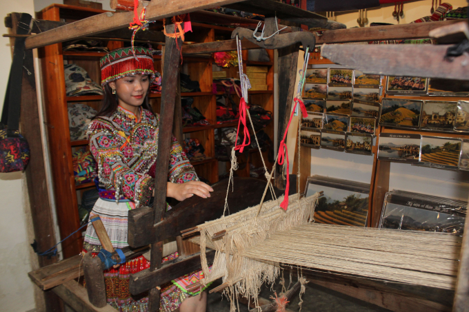 Du khách được trải nghiệm không gian văn hóa các đồng bào dân tộc của huyện Bắc Hà. 