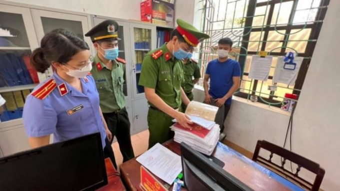 Khám xét nơi làm việc của đối tượng Nguyễn Văn Hà - công chức địa chính xã Quỳnh Yên