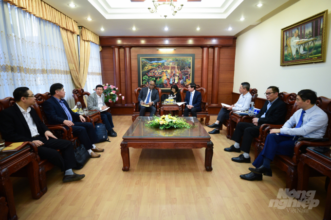 FAO Representative in Vietnam Rémi Nono Womdim worked with Deputy Minister Le Quoc Doanh on April 12. Photo: Tung Dinh.