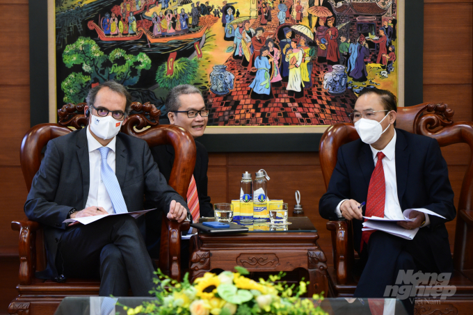 In a private conversation, Deputy Minister Phung Duc Tien raised the priorities of Vietnam's agricultural sector in the coming time and the issues that IFC can support. Photo: Tung Dinh.