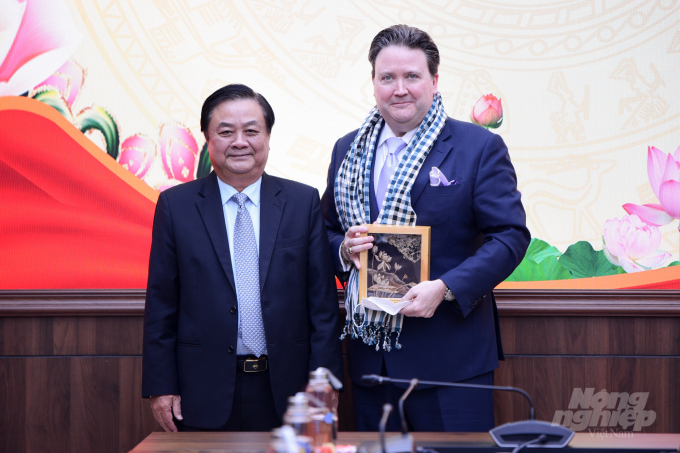 Minister Le Minh Hoan presented to Ambassador Marc E. Knapper a handmade painting from lotus leaves and a Southern black-and-white checkered scarf. Photo: Tung Dinh.