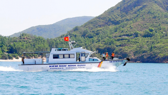 Tàu của ngành chức năng Bình Định tuần tra, kiểm soát hoạt động đánh bắt các tàu cá trên vùng biển Quy Nhơn. Ảnh: ĐT.