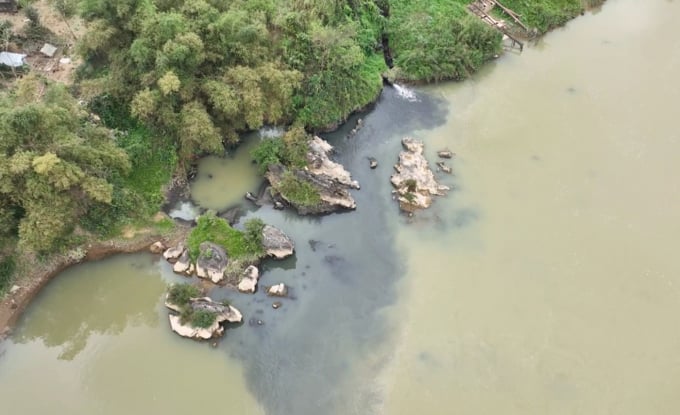 Những hình ảnh chân thực, ghi lại cảnh xả thải trực tiếp ra sông Lam. Ảnh: Đình Tiệp.