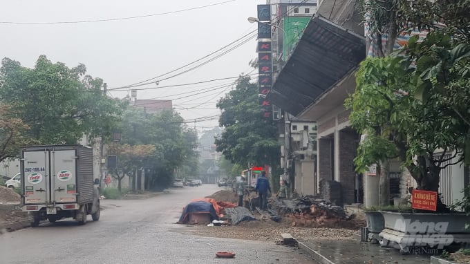 Đơn vị thi công tòa nhà đã để vật liệu lấn chiếm một phần lòng đường và toàn bộ vỉa hè của phố Đầm Xanh. Ảnh: Toán Nguyễn.