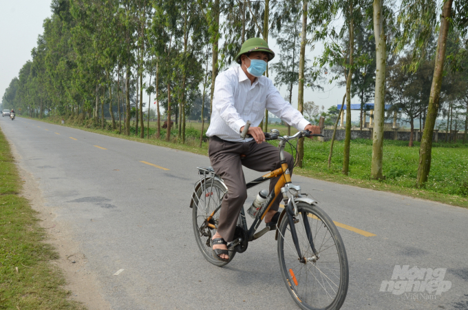 Mỗi ngày ông Tiến đều đạp xe khoảng 40km để livestream khuyến nông. Ảnh: Dương Đình Tường.