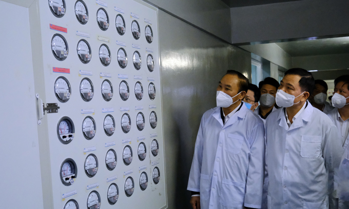 Leaders of the Ministry of Agriculture and Rural Development carefully checked each parameter in the vaccine production process. Photo: Bao Thang.