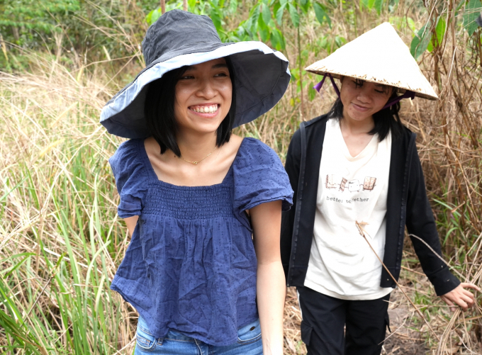 Trần Mạc Vân Anh (trái), tại khu trang trại chuẩn bị làm dự án trồng cây dược liệu ở Chơn Thành, Bình Phước. Ảnh: Hồng Thủy.