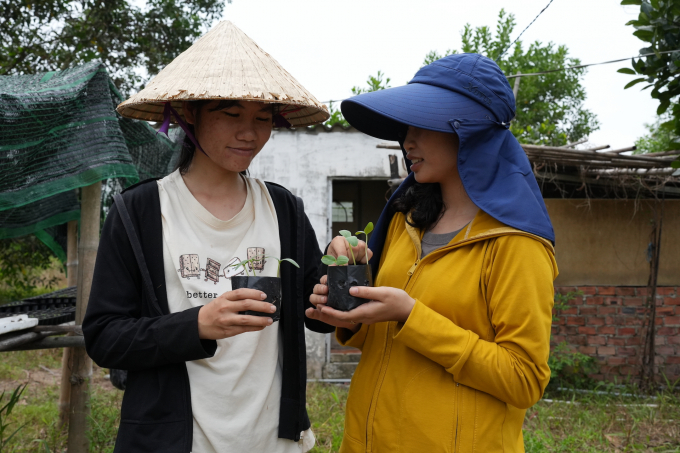 2 nữ kỹ sư trẻ Thu Sương - Ngọc Huyền mới ra trường và đầu quân cho Medifood.IO, tham gia dự án nông dược hữu cơ ở Chơn Thành. Ảnh: Hồng Thủy.