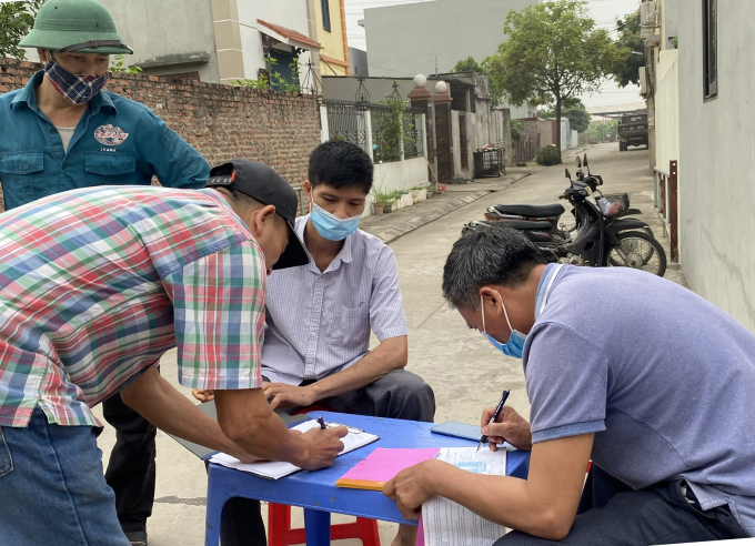 Người dân thôn Thượng, xã Cảnh Hưng, Tiên Du, Bắc Ninh đăng ký tiêm phòng bệnh dại chó, mèo với Tổ thú y xã. Ảnh: Minh Phúc.