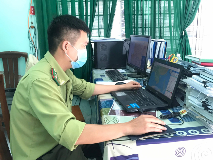 Cán bộ Hạt Kiểm lâm liên huyện Tuy Phước - Quy Nhơn sử dụng ứng dụng FRMS để cập nhật diễn biến rừng. Ảnh: CCKLBĐ.