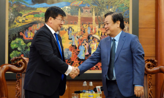 Bộ trưởng Lê Minh Hoan (phải) tiếp Đại sứ Jigjee Sereejav vào chiều 18/4. Ảnh: Bảo Thắng.