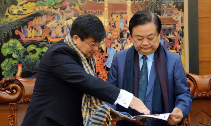 Đại sứ Jigjee Sereejav (trái) giới thiệu một số thông tin về thị trường Việt Nam trên báo chí Mông Cổ. Ảnh: Bảo Thắng.