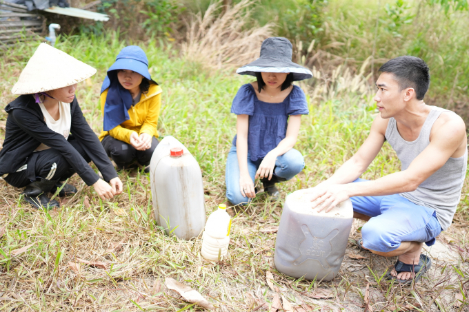 Mike Trần giới thiệu bộ sản phẩm bảo vệ cây trồng gồm thuốc trừ sâu, chất kháng khuẩn, phụ gia bám dính, được sản xuất 100% từ thiên nhiên. Ảnh: Phúc Lập.