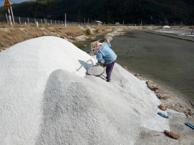 Salt makers are still struggling with many difficulties. Photo: MHN.