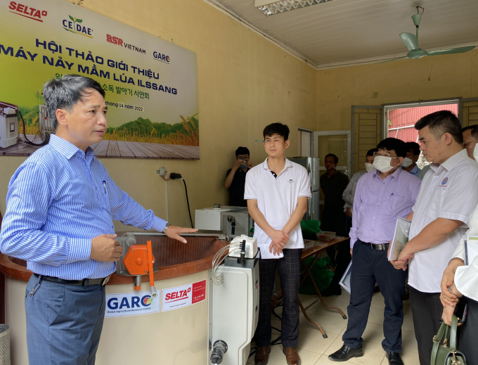 An official from the Center for Technology Development and Agricultural Extension introduced the rice seed sterilizer and germinator imported from South Korean. Photo: Minh Phuc.