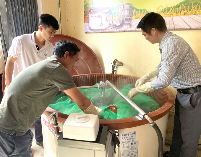 The process of disinfecting rice seeds in hot water of about 62 degrees Celsius is done in about 10 minutes. Photo: Minh Phuc.