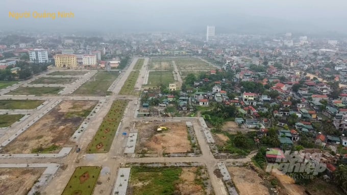 Dự án KĐT Mới Trung tâm phường Yên Thanh (Uông Bí) của Công ty CP Đầu tư Xây dựng Việt Long triển khai từ năm 2009 đến giờ chưa hoàn thiện hạ tầng, chưa được phép mở bán nhưng chủ đầu tư vẫn giao dịch chuyển nhượng.