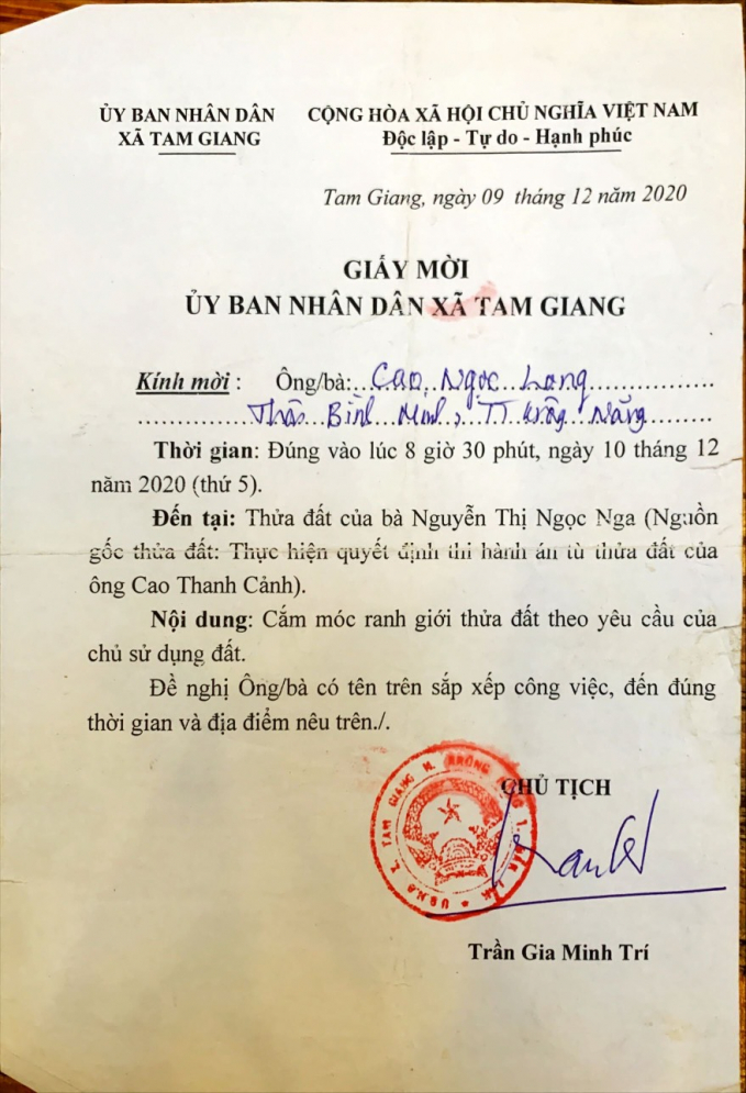 Giấy mời của UBND xã Tam Giang, tỉnh Đăk Lăk mời anh Long đến thửa đất mình đang canh tác để giao lại cho bà Nga. 