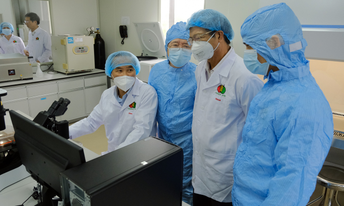 Deputy Minister Phung Duc Tien inspected the research and production of vaccines at Dabaco Company. Photo: Bao Thang.