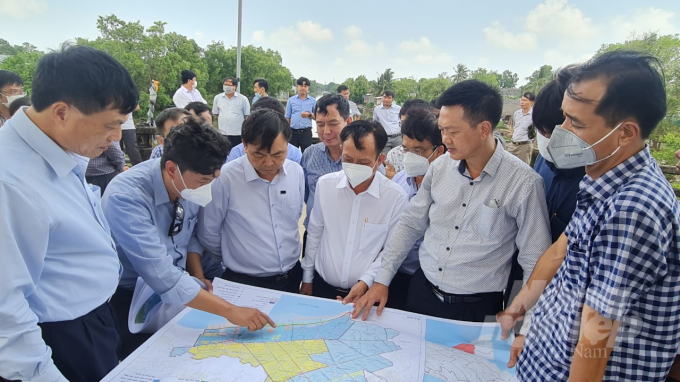 Deputy Minister Nguyen Hoang Hiep and Chairman of Bac Lieu People's Committee Pham Van Thieu surveying localities. Photo: Trong Linh.