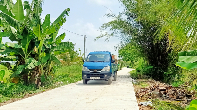 Tuyến đường giao thông nông thôn trên địa bàn ấp 6, xã Vị Tân, TP Vị Thanh, tỉnh Hậu Giang nằm trong tiểu dự án đầu tư công của Dự án VnSAT đã hoàn thành hơn 70% tiến độ thi công. Ảnh: Kim Anh.