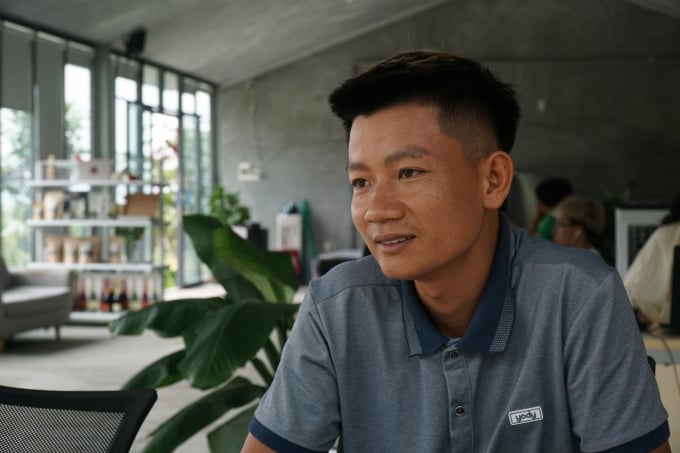 Anh Nguyễn Tá Đông phụ trách điều hành chung tại nông trại The Moshav Farm. Ảnh: KS.