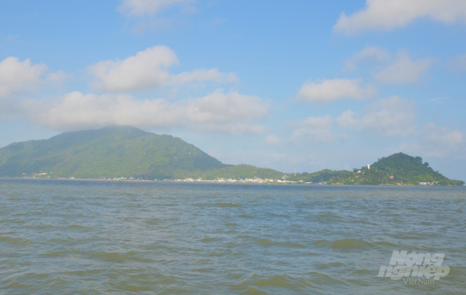 Nhìn từ xa, đảo Hòn Tre có hình dáng như một con rùa đang bơi giữa biển. Ảnh: Trung Chánh.