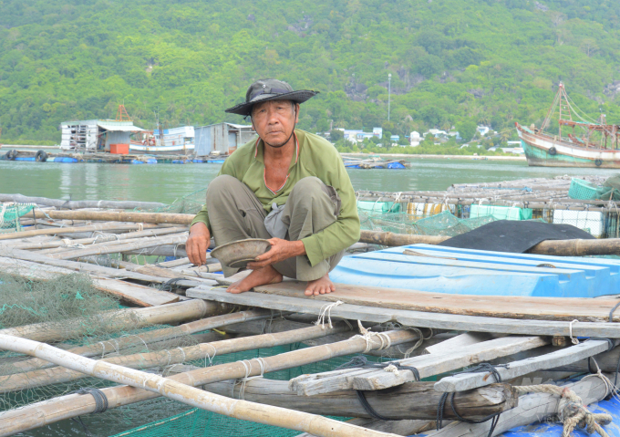 Ngư dân Lê Văn Hơn năm nay 70 tuổi, đã có hơn 50 năm sinh sống trên đảo Hòn Tre và bám biển mưu sinh. Ảnh: Trung Chánh.