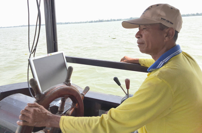 Whenever we saw a large ship going in the opposite direction, Uncle Hai would blow a long horn so that everyone could notice. Photo: Ngoc Thang.