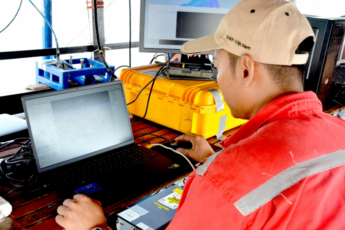 Ten people were divided into three groups to handle the work on this technical ship. Photo: Ngoc Thang.