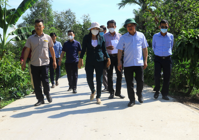 Thứ trưởng Lê Quốc Doanh (bìa phải) cùng đoàn công tác kiểm tra tuyến đường do Dự án VnSAT đầu tư tại xã Trường Long A, huyện Châu Thành A, Hậu Giang. Ảnh: Trung Chánh.