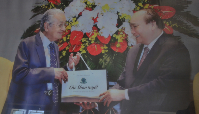 Thủ tướng Nguyễn Xuân Phúc tặng trà shan tuyết của HTX Sơn Trà cho Thủ tướng Malaysia Mahathir Mohamad. Ảnh: Chụp lại hình tư liệu.