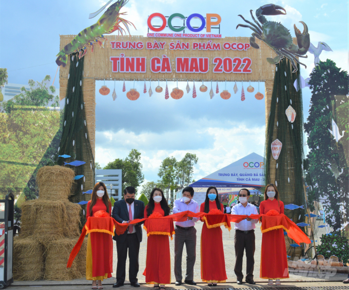 Từ ngày 26 – 29/4, UBND tỉnh Cà Mau tổ chức sự kiện Gặp mặt doanh nghiệp và các hoạt động phát triển sản phẩm OCOP. Đây là sự kiện nằm trong chuỗi hoạt động quảng bá sản phẩm OCOP tỉnh Cà Mau và sự kiện 'Hương rừng U Minh'. Ảnh: Quốc Việt.