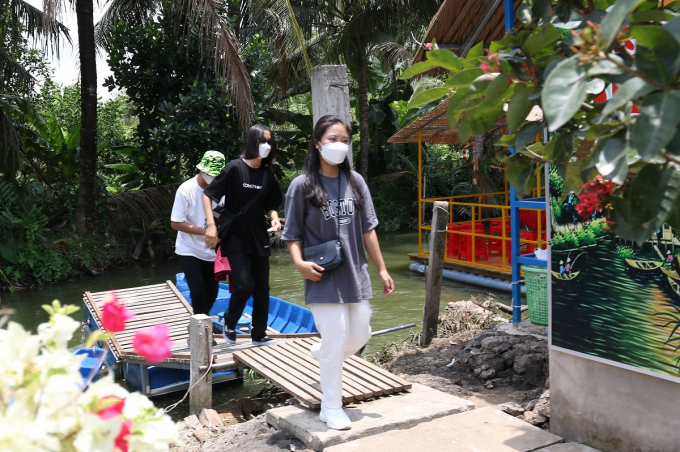 Visitors experience canoeing at the farm. Photo: Minh Dam.