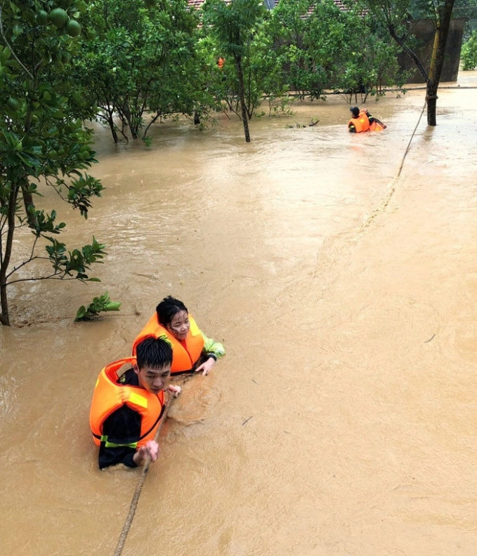 Lực lượng cứu hộ tỉnh Lạng Sơn áp đang giải cứu người dân trong khu vực ngập lụt
