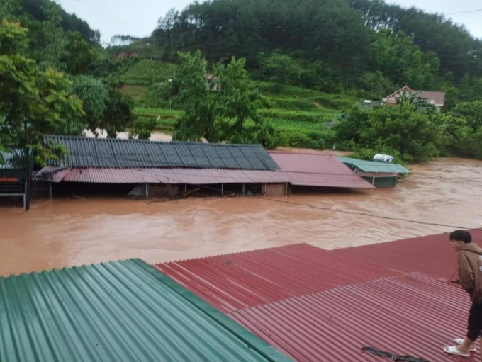 Một số nhà dân ở Hữu Lân, huyện Lộc Bình, nước đã ngập đến gần mái nhà 