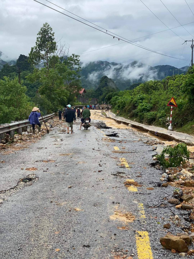 Đường 279 đoạn qua khu vực đèo Bén (huyện Chi Lăng) bị nước lũ cuốn hư hỏng lớp bê tông nhựa