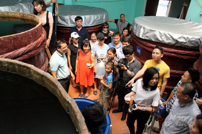 Lê Gia tổ chức kết hợp dẫn khách du lịch từ khu du lịch biển Hải Tiến đến tham quan và trải nghiệm tại nhà thùng mắm Lê Gia. Ảnh: VD.