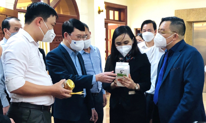 Chủ tịch UBND tỉnh Bắc Giang Lê Ánh Dương (thứ 2 từ trái sang) giới thiệu những nông sản có tiềm năng, lợi thế của địa phương cho bà Hồ Thị Ngọc, Phó Tổng giám đốc Công ty Golden Lotus và ông Scott Ánh Dương, lãnh đạo Tập đoàn ERG.