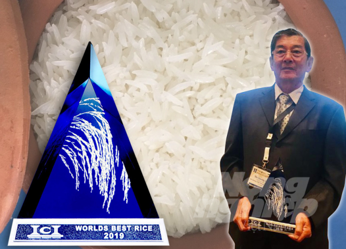 Ông Cua nhận Cup biểu tượng Gạo ST25 đoạt giải ngon nhất thế giới. Ảnh: HQT