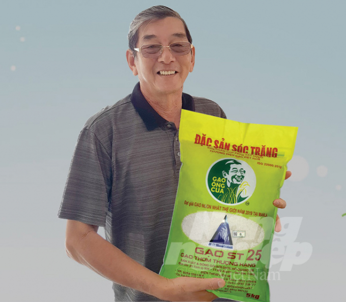 Ông Hồ Quang Cua và sản phẩm gạo chính hiệu ST25. Ảnh: HĐ