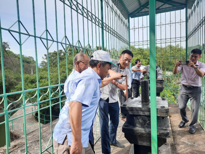 Công ty Thủy nông Đồng Cam tổ chức mở nước Hệ thống Thủy nông Đồng Cam tại đập đầu mối hệ thống kênh chính Bắc xã Hòa Hội, huyện Phú Hòa. Ảnh: Hoài Nam.