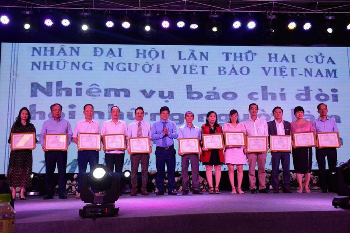 17 cá nhân có thành tích xuất sắc về nghiệp vụ và hoạt động hội năm 2021 nhận Bằng khen của Hội Nhà báo Việt Nam. Ảnh: Đặng Trung.