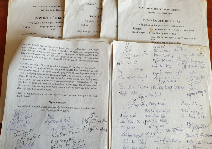 Những xấp đơn cầu cứu hàng trăm chữ ký của người dân thôn 4, 5, 6, 7 xã Hương Giang. Ảnh: Thanh Nga.