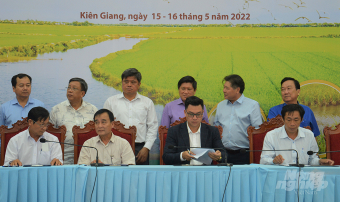 Các công ty, doanh nghiệp hoạt động trong lĩnh vực nuôi trồng thủy sản, kinh doanh lúa gạo đã ký kết chương trình hợp tác với vơi các địa phương về sản xuất và tiêu thụ các phẩm phẩm từ mô hình tôm - lúa. Ảnh: Hoàng Vũ.
