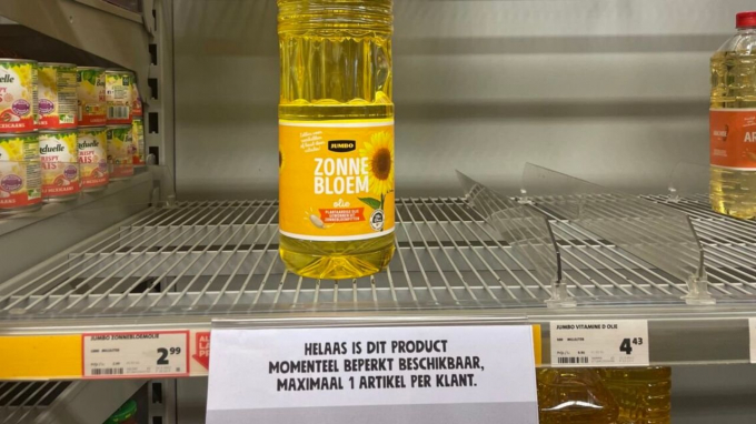 Nhiều mặt hàng đã trở nên khan hiếm trên kệ một số siêu thị ở Hà Lan, như với dầu hướng dương ở trong hình.