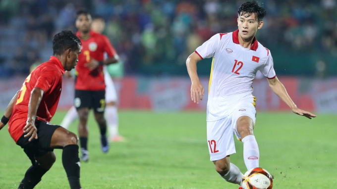 U23 Việt Nam (bên phải) chơi thiên về phòng ngự phản công tại SEA Games 31.