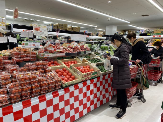 Về lâu dài, với sức mua bị suy giảm, người tiêu dùng Nhật Bản có thể sẽ hướng tới việc lựa chọn mua sản phẩm có giá rẻ hơn.